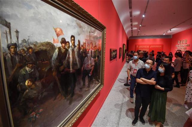 1921年,中国共产党第一次代表大会在上海召开,后转到嘉兴南湖游船上