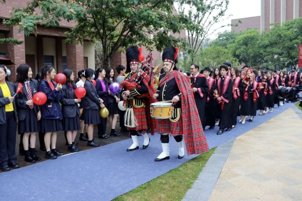 今天,非常荣幸,应邀参加无锡南外国王国际学校的首届毕业生毕业典礼.