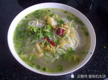 浆水制作很简单,一般选用鲜嫩的苦苣,苜蓿,荠荠菜等野菜或芹菜,莲花菜