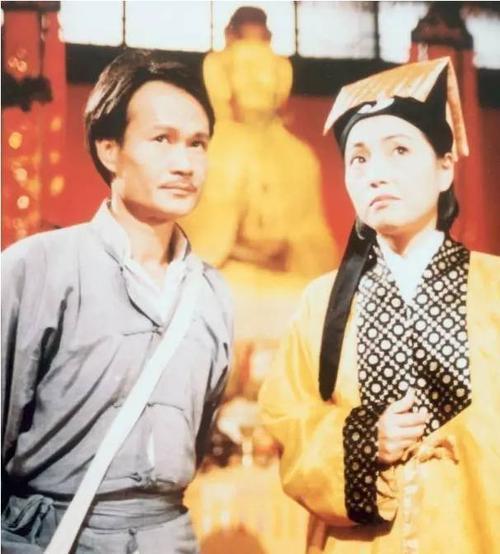 就在大家都在等着他们结婚时,林正英突然跟苑琼丹提出分手