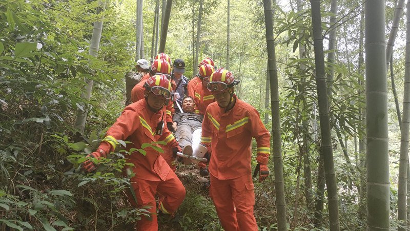 浙江金华:男子野外登山不慎受伤 消防员劈山开路疾速救援