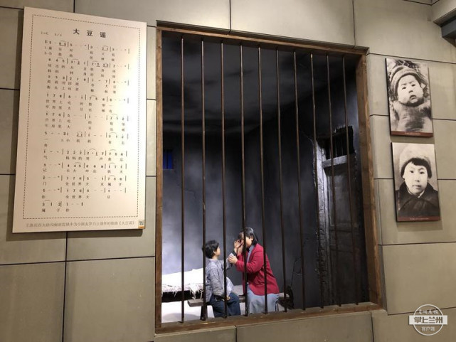 回到牢房后,他用废旧的牙膏皮卷成笔,在纸烟盒上写下了这首《大豆谣》