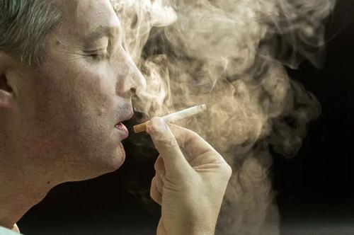 在一项针对医生吸烟原因的调查中显示,57% 的医生是因为工作压力大