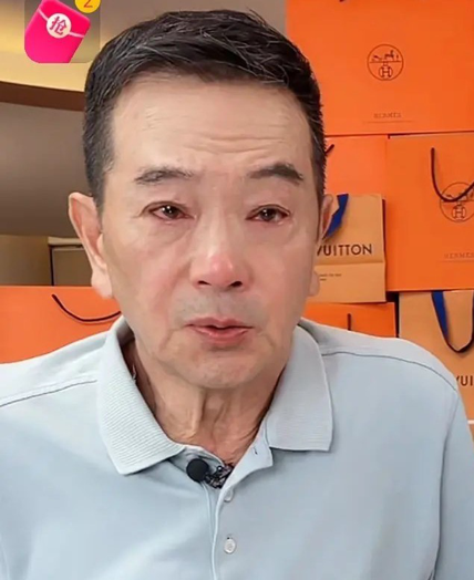 视帝张晨光直播时痛哭,因被质疑不演戏卖假货,背身抹泪不愿看镜头
