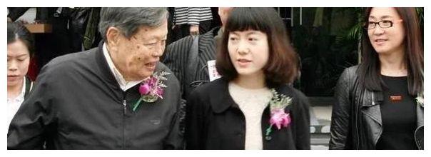 98岁杨振宁同意自己妻子改嫁,翁帆感动不已!那么遗产都给了谁?