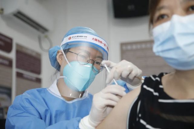 "苗"准第二针,多图直击新冠疫苗接种现场