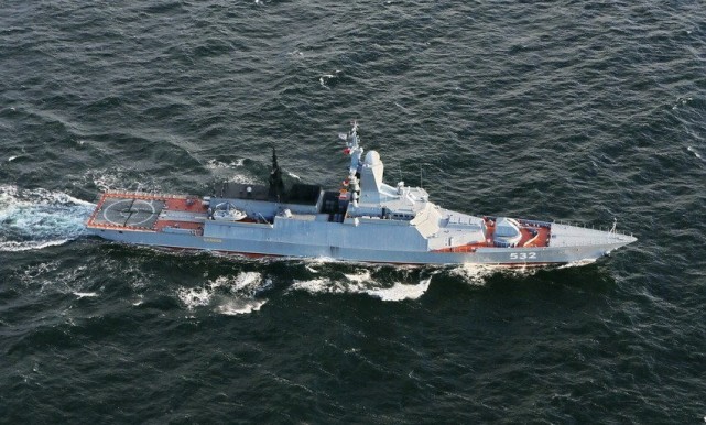 (俄罗斯海军20385型护卫舰,其舰首b炮位的导弹垂直发射系统清晰可见)