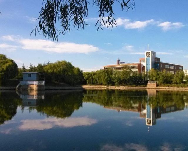 青岛是滨海度假旅游城市,有两所民办独立学院,风景