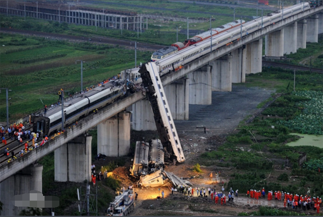 2011年温州列车追尾事故回顾,司机为救乘客放弃逃生,胸口被贯穿