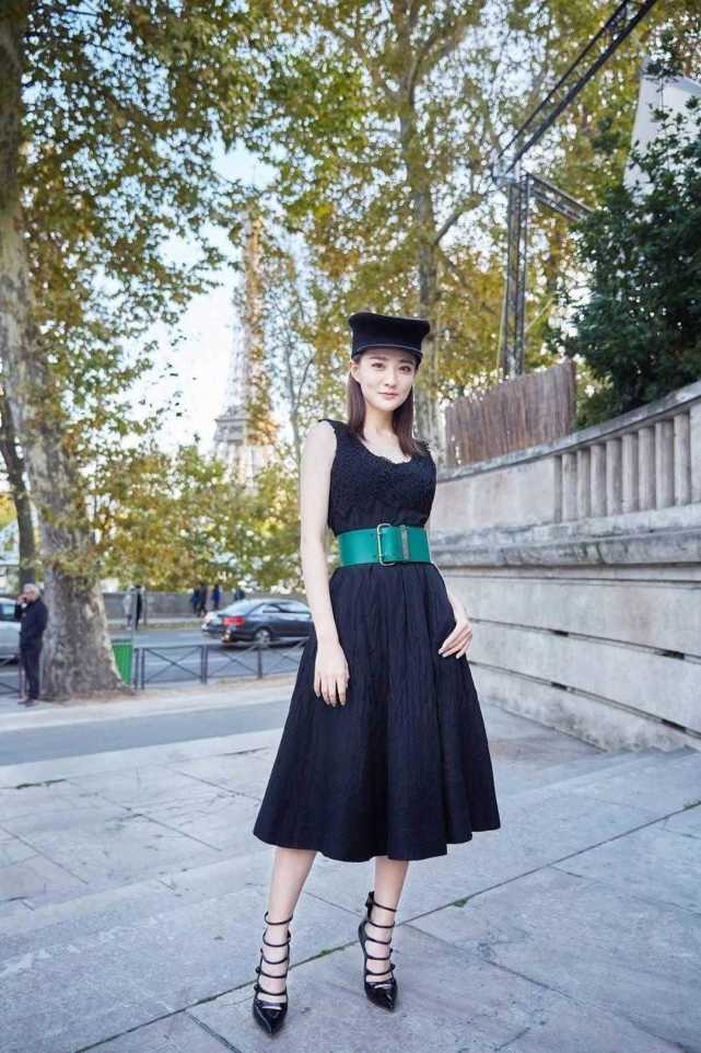 徐璐美到国外去了,黑色连衣裙配绿腰封,戴军装帽气质