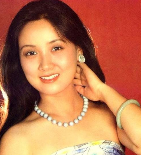 64岁的邓婕,一张离婚协议成了她一生的痛,养女越长越