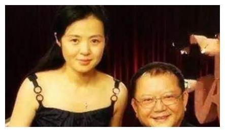 王刚:三婚娶娇妻60岁得子,因酒与他离婚的成方圆,如今