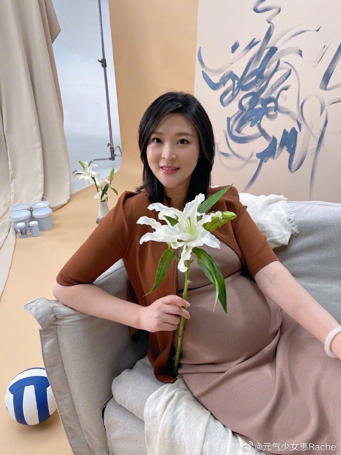 惠若琪官宣生女喜讯和老公双手比心表白女儿一家三口超幸福
