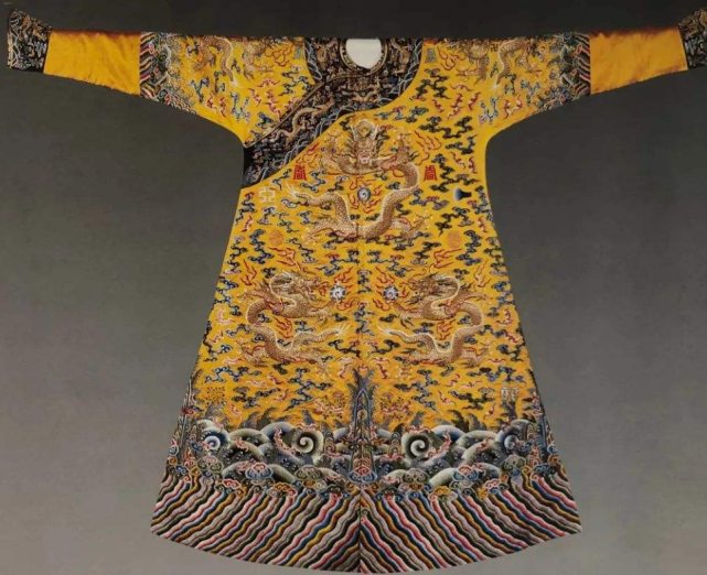 为什么秦始皇穿黑龙袍,别的皇帝却大多穿黄龙袍?是他们不敢吗?