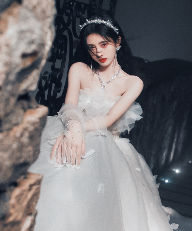 鞠婧祎晒27岁生日照头戴皇冠秀性感锁骨美得如待嫁的公主