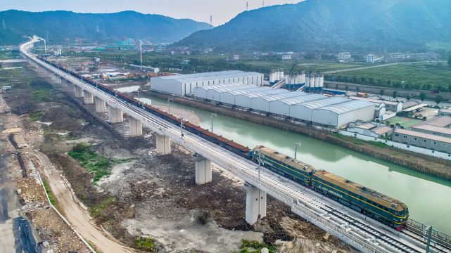 浙江:杭绍台铁路项目开始铺轨,预计12月底具备开通条件