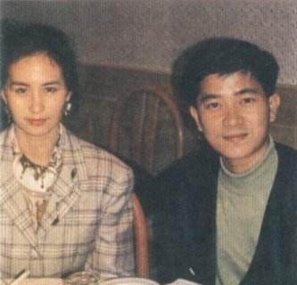 何超琼身为人妻却为陈百强扶灵,在赌王葬礼用挚爱照片
