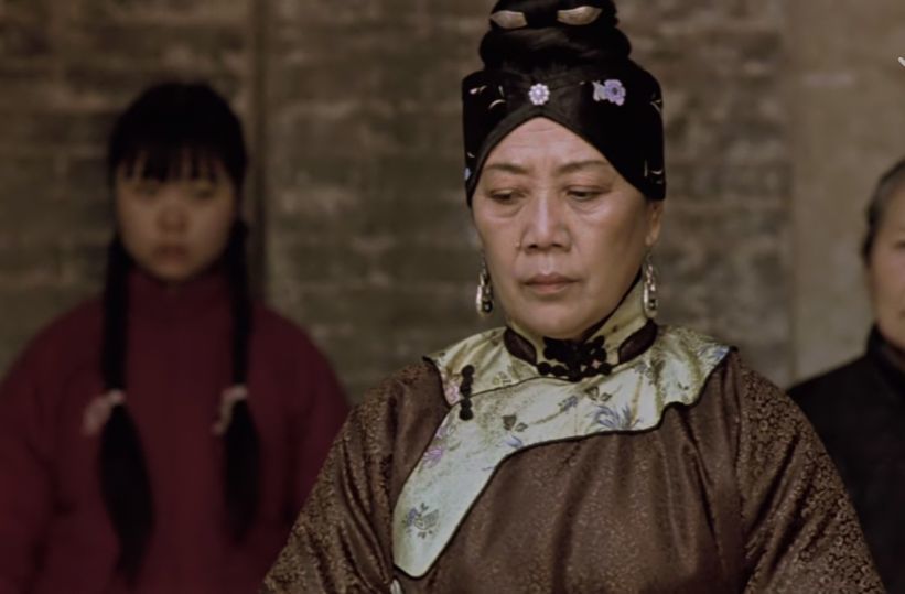 当陈佐千带着颂莲去见正房太太毓如时,她正在捻珠诵经,佛珠突然断线