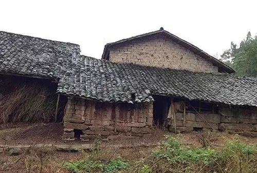 农村不让再建房了,翻修老房子也不行?拿好这两个证