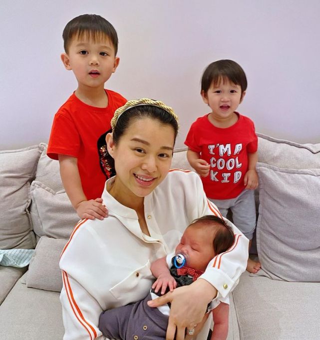 胡杏儿老公父亲节晒幸福照片称胡杏儿是女皇她素颜抱孩子甜笑
