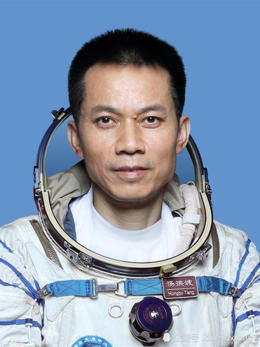 让我们一起走进这次神十二乘组的三名航天员吧!他们真
