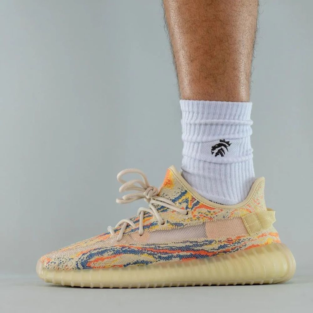 全新"暴龙兽"yeezy 350 v2 十月发售!