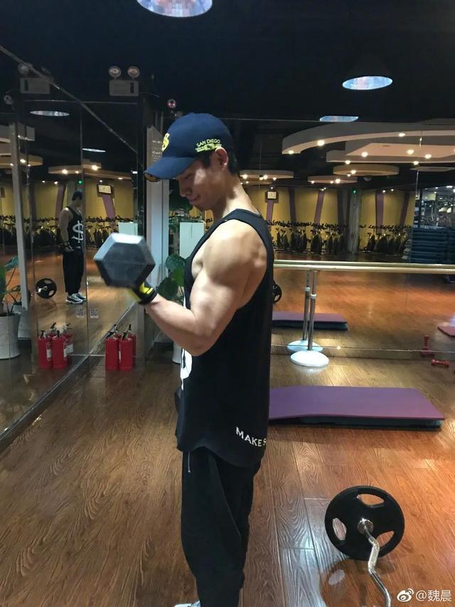 这不就是男生们最羡慕的倒三角身材么?看着的确很霸气.