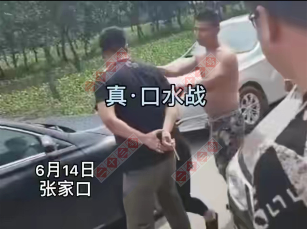 一男一女发生矛盾后嘴对嘴吐口水,网友:差点亲上!