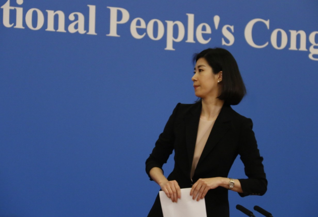外交部女翻译官张璐饱读诗书因一句翻译走红深受学生追捧