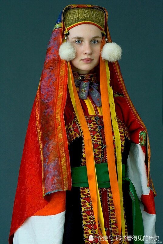 老照片 身穿民族服装的俄罗斯美女 仪态万千