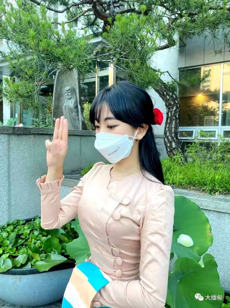 鲜花也是抗议军利器!好多缅甸妹子在发髻上插花,平添了几分妩媚
