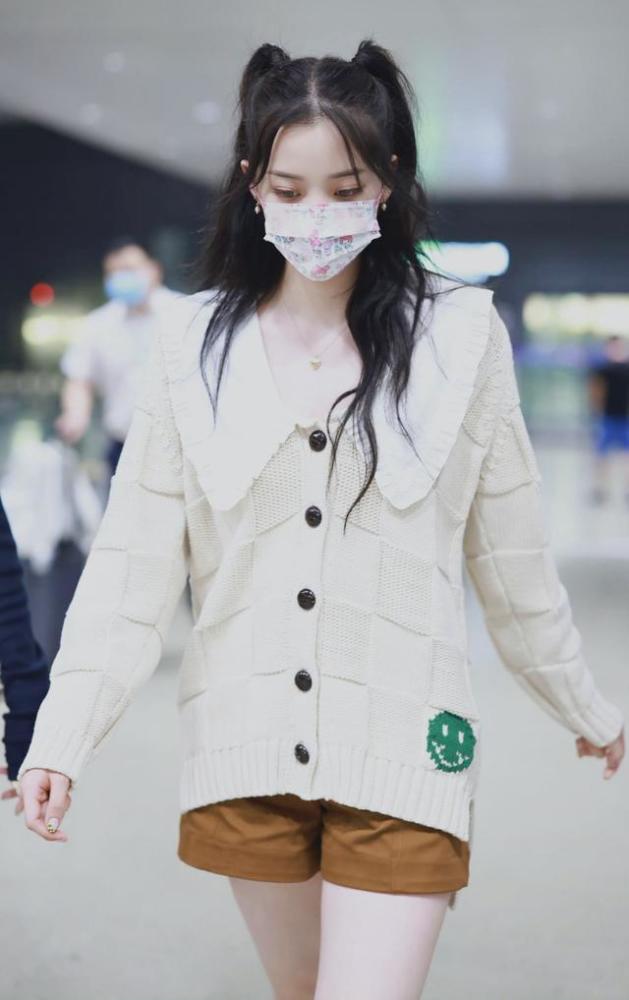 欧阳娜娜的时尚看不懂,大热天穿针织毛衫走机场,配短裤还挺时髦