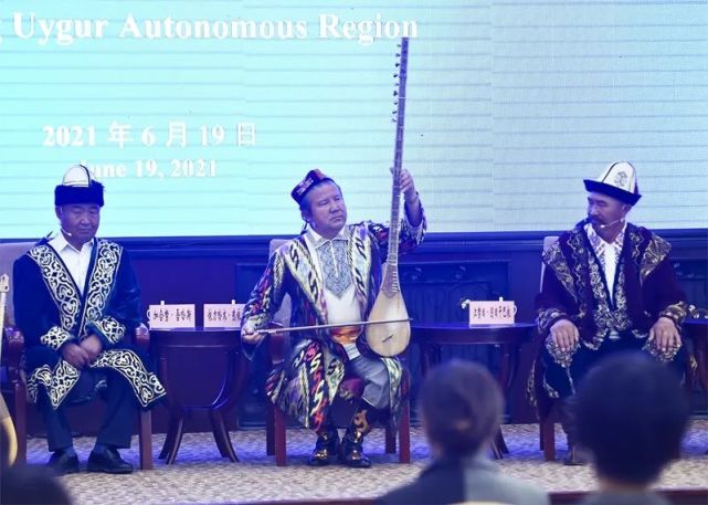 我用我的琴给大家表演一段十二木卡姆,这是萨塔尔琴,它