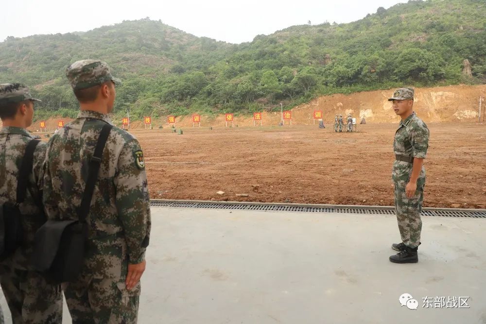 观摩实弹战术训练场.