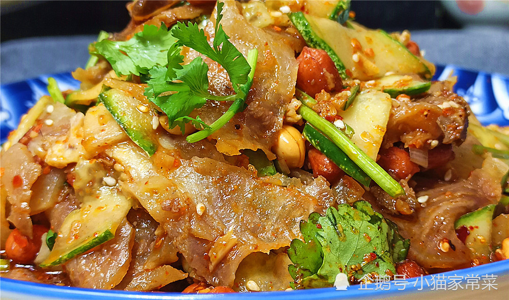 这道凉拌牛头肉成菜色泽红亮味道麻辣口感筋道特解馋