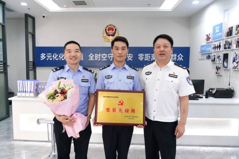 6月18日下午,绍兴市公安局党委委员,副局长章松青,党委委员徐文华带队