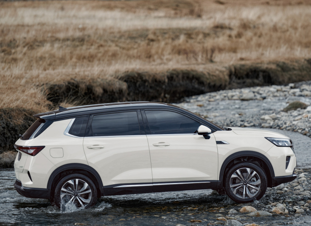 五菱2022新款suv,五菱2022年新款车 五菱首款suv实车,挂英文车标,两块大屏,科技感不错