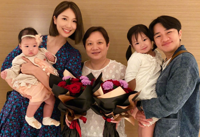 王祖蓝父亲节下厨一家四口拍全家福两闺女只有一个长相随爹