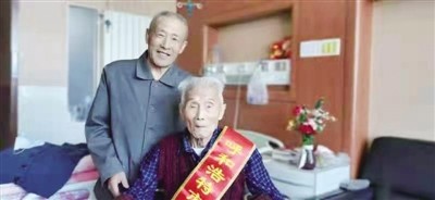 父爱是一缕阳光,让你的心灵即使在寒冷的冬天也能感到温暖如春;父爱