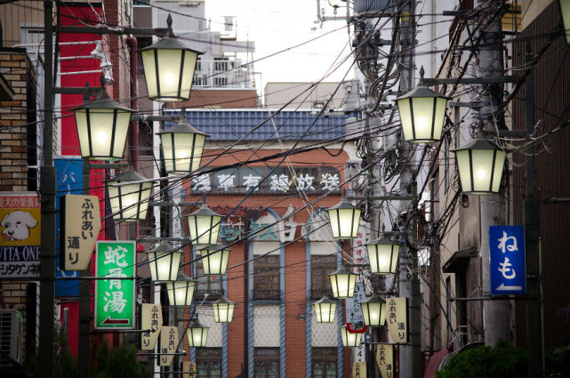 图为日本的一处街道,电线错综复杂.