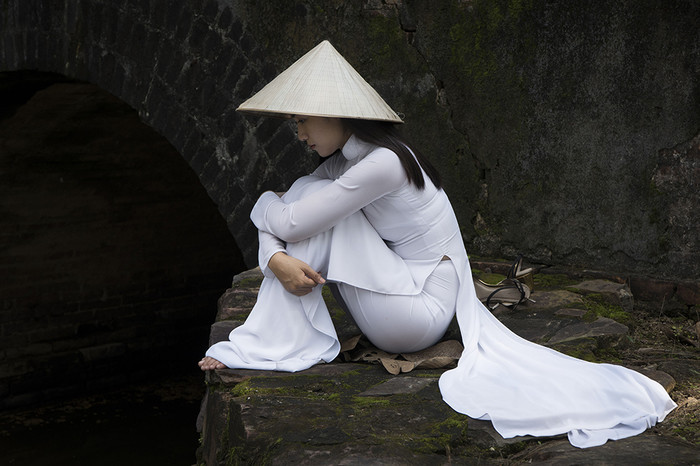 女孩穿越南国服奥黛好看,还是穿中国旗袍好看,欢迎讨论