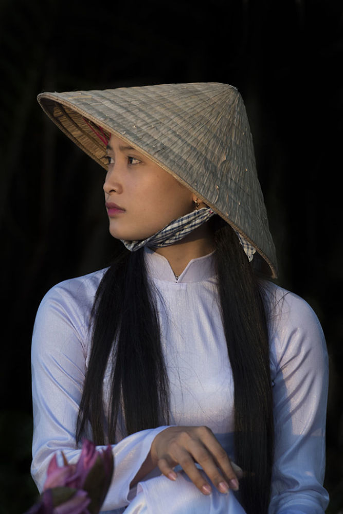 女孩穿越南国服奥黛好看,还是穿中国旗袍好看,欢迎讨论