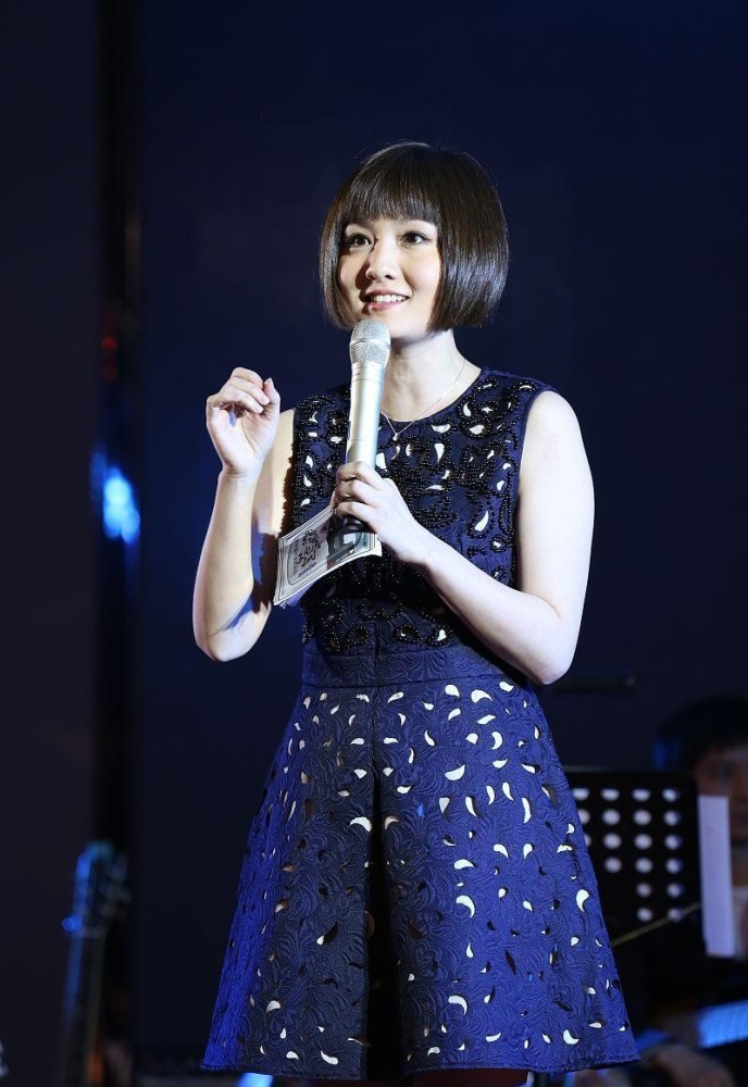 童星蒋小涵长大了也是小孩脸就算穿撩人的吊带裙也很可爱