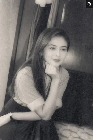 关之琳,1962年9月24日出生于香港,祖籍辽宁沈阳.