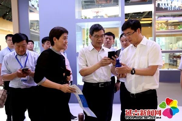 在中东欧国家商品常年展馆考察(中)为宁波保税区管委会主任严荣杰