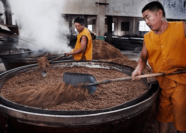 15元一瓶的牛栏山能喝吗?和几百元的酒有何区别?酿酒师说出答案!