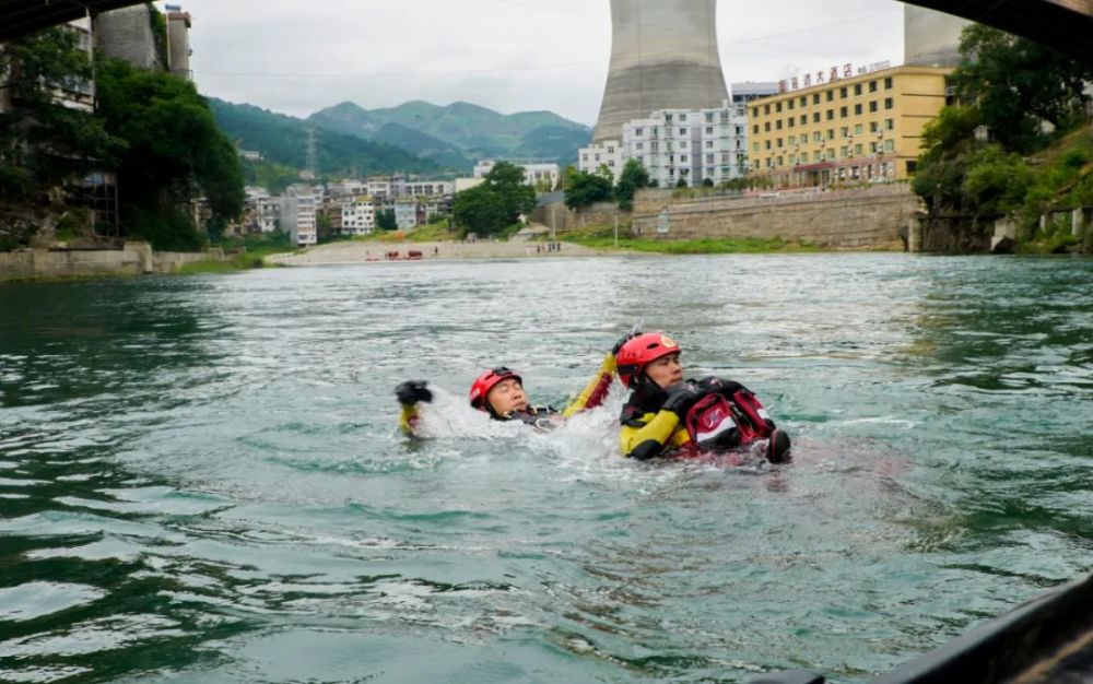 遵义支队圆满完成2021年激流水域抗洪抢险跨区域实战拉动演练