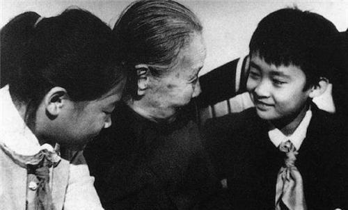 著名作家冰心去世,孙子为何在墓碑上涂"教子无方,枉为人表"