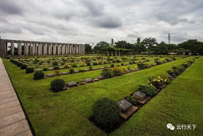墓地呈两个长方形的花园庭院,四周有小路和一个露天的圆形建筑,在建筑