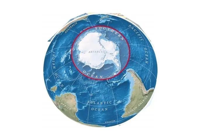 冰封雪盖的 南极洲,周边广阔的海域与三大洋南端水体相连,但地图上没